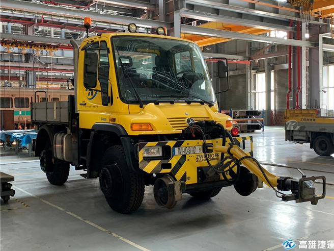 高雄捷運路軌兩用車，因其特殊造型，讓鐵道迷暱稱為「獨角仙」。（高捷提供／任義宇高雄傳真）