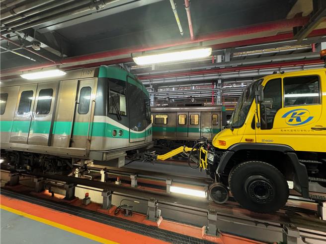 「獨角仙」可拖引重達120頓的捷運列車，成高捷軌道工程維修、救援神器。（高捷提供／任義宇高雄傳真）