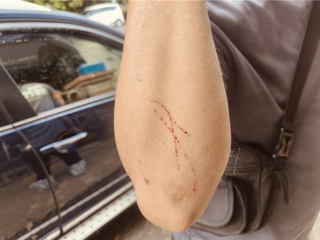 突擊過程，動物管制隊多人慘遭動物抓傷、見血。（嘉義縣家畜疾病防治所提供／呂妍庭嘉義傳真）