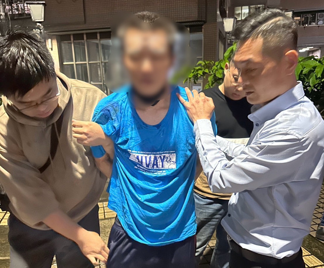 新北市警方已在今（22）日晚间19时30分在新庄区双凤路一处公寓大厦缉获简姓逃犯。（图／警方提供）