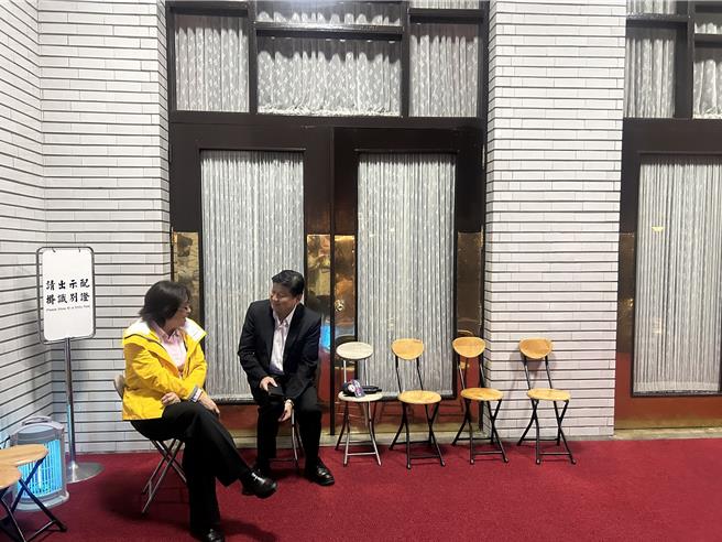 立法院国民党团总召傅昆萁（右）傍晚7时自己率先到议场排队，为周五院会做准备。左为国民党立委林倩绮。（陈薏云摄）