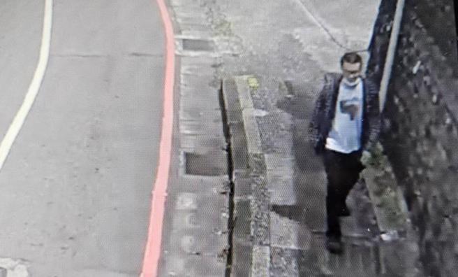 基隆市警局公布自醫院逃逸的簡姓監護處分人身影。（翻攝照片）