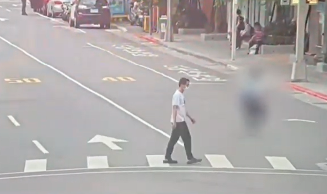 犯下殺人未遂案逃脫的39歲簡姓男子20日曾出入板橋新埔捷運站附近。（翻攝畫面）