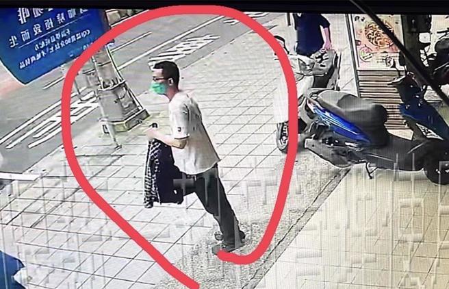 5月20日上午11時，簡男於板橋公車站牌影像。（新北市警察局提供）