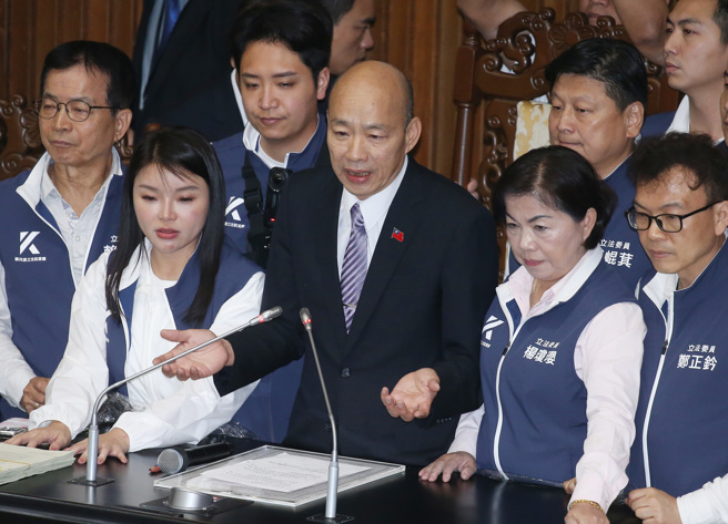 立法院21日院会继续处理国会改革相关法案，对于议场内持续纷乱，院长韩国瑜（中）呼吁朝野能和谐议事。（姚志平摄）