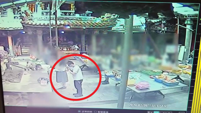 简男20日到新庄地藏庵掷筊掷。（翻摄画面）