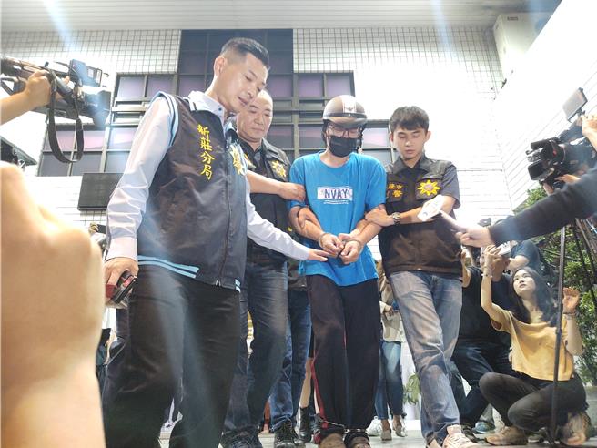 逃犯簡郁紘22日晚間7時許，警方在新莊區雙鳳路1棟公寓緝獲，晚間9時許由基隆市警局派員帶回歸案。（張鎧乙攝）