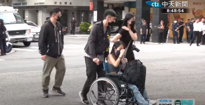517立院乱斗，场外一名「轮椅妹」突然站起来喊口号引发讨论。(图／中天新闻直播画面)