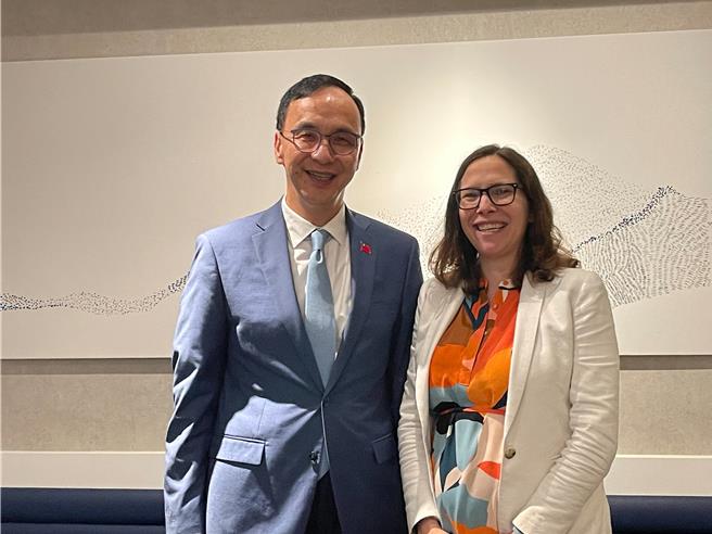 国民党主席朱立伦21日晚间设宴接待美国在台协会（AIT）理事主席罗森伯格。（文传会提供）