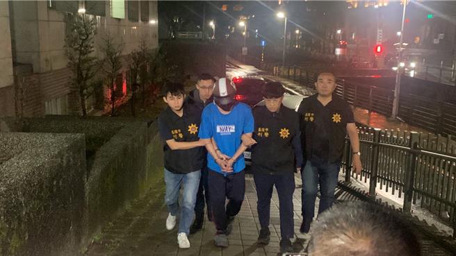 簡姓殺人未遂犯（左二）自從19日從基隆脫逃遭通緝後，造成人心惶惶，今晚終於在新北市新莊落網，晚間近10時送回基隆市警局第四分局調查。（徐佑昇攝）