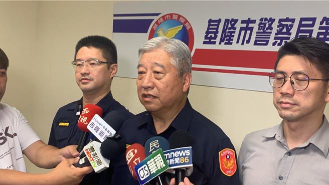 簡姓殺人未遂犯自從19日從基隆脫逃遭通緝後，今晚終於在新北市新莊落網。圖為基隆市警察局長翁群能（右二）說明案情。（徐佑昇攝）