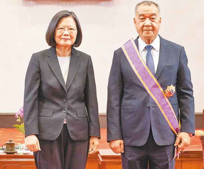 前國防部長邱國正（右）出任中科院有給職顧問。（總統府提供）