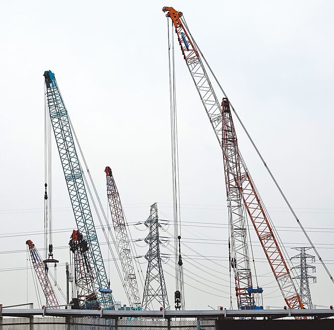 4月份全国产业高压以上用电量较去年同期成长3.35％，创近29个月以来用电量最大涨幅。图为兴建中的工地与台电电塔。（黄世麒摄）