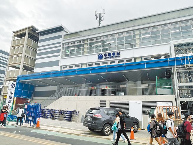 交通部鐵道局21日宣布，台鐵中壢臨時前站經3年工期將於6月16日啟用，象徵桃鐵地下化邁入下個里程碑，後續將拆除中壢舊站，施作中壢地下永久站。（呂筱蟬攝）