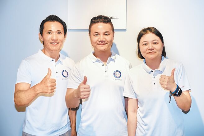 左起新竹县布朗实验学校校长林人仲、布朗教育机构共同创办人李吴钒及执行长游馥华，指布朗实验学校已通过新竹县立案将正式招生，2024年8月开学。（罗浚滨摄）