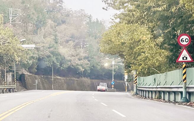 南投县台21线往日月潭路段虽限速60公里，警方考量长下坡狂踩煞车危险，放宽至时速80公里取缔，上月偷偷限缩至时速70公里突袭式开罚，施行2周急喊卡。（杨静茹摄）