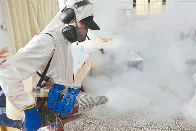 嘉義縣政府21日在大林鎮舉辦「嘉義縣登革熱疫情區域聯防實兵演練」活動，透過模擬登革熱疫情爆發時，各單位相關應變措施、化學防治實際操作，以提升從縣府到各鄉鎮公所的應變能力。（呂妍庭攝）