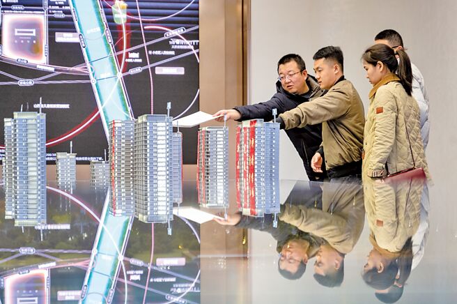 大陆上周祭出重磅救房政策后，各地房市随即上演庆祝行情；有城市新房建案认购量飙升3倍以上，就连中古屋也「强强滚」，单日带看量翻倍成长。（中新社）