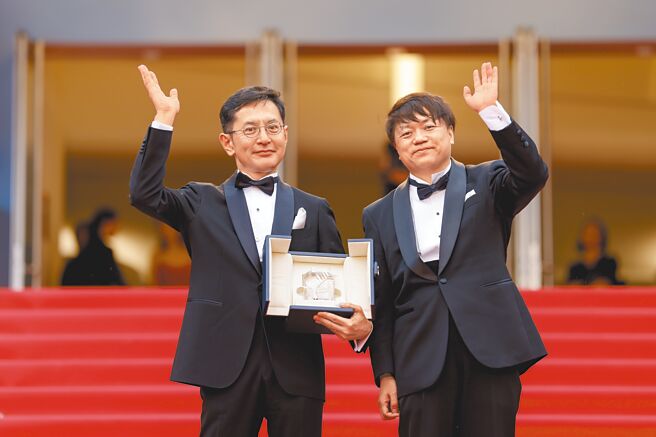 宮﨑駿兒子宮崎吾朗（左）跟吉卜力工作室董事依田謙一，赴坎城領工作室獲頒的榮譽金棕櫚獎。（美聯社）