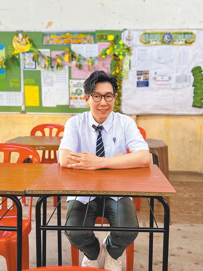 品冠日前回馬來西亞宣傳，特別換上高中制服重返母校。（種子音樂提供）