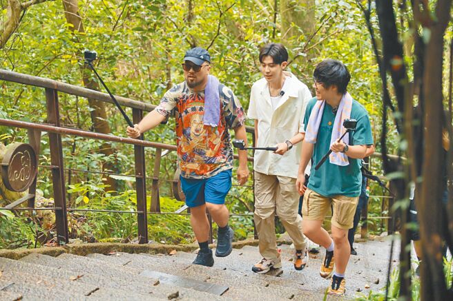 美丽本人（左起）、李玉玺、卢广仲21日到台北象山训练体力。（亚洲旅游台提供）