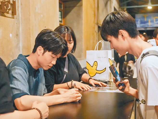 创作新人吕允（左）日前演唱会开卖即秒杀。(添翼提供)