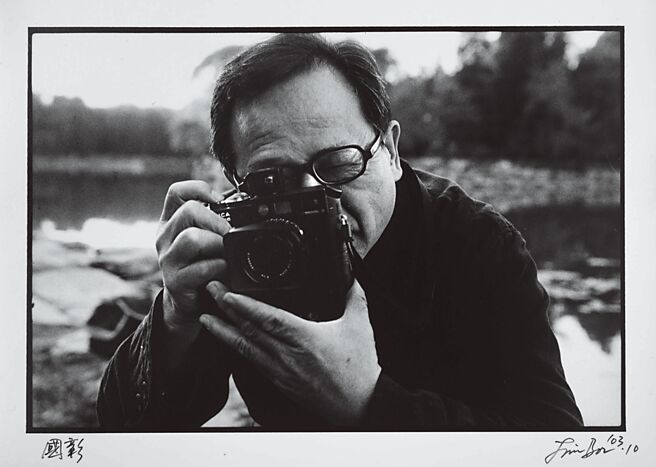 2003年我和国彰互拍，背景是北京大学未名湖。（林柏梁摄）