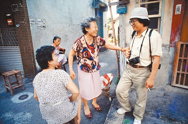 1987年国彰回朴子老家，被老邻居一把抓住叫出名字。（林柏梁摄）