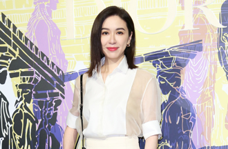 蔡依珊庆45岁生日冻龄美貌太亮眼 搞笑照「蜡烛插鼻孔」