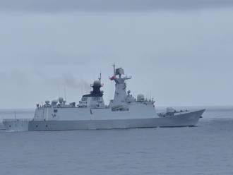 畫面曝光！陸飛彈護衛艦「益陽號」逼近彭佳嶼   海巡「宜蘭艦」緊貼驅離