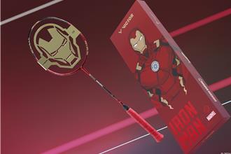 VICTOR漫威系列制霸球场 钢铁人、雷神之鎚变身球拍登场