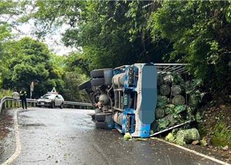 趕出貨！「失速菜車」撞山壁　車輛翻覆高麗菜全GG了　