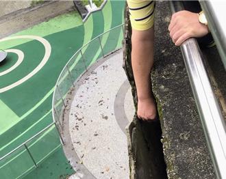 基隆中正公园游戏场挡土墙剥落 都发处拉封锁线立即改善