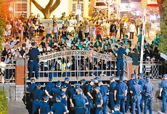 群眾成恐嚇工具