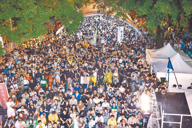 公民自由权利这些民主政治的指标，不应受到操纵，破坏民主。图为多个亲绿团体21日在立法院外举行「国会滥权，民主倒退，公民抢救，立院集结」行动记者会。（资料照，罗永铭摄)