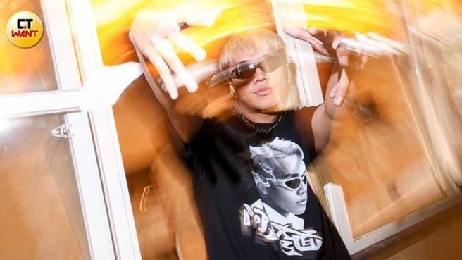 相较于一开始被认出会觉得彆扭，现在的阿跨面遇到粉丝越来越游刃有余。（图／林士杰摄）