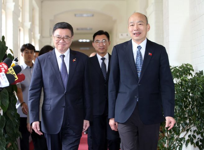 行政院長卓榮泰（左）22日拜會立法院長韓國瑜（右）。（姚志平攝）