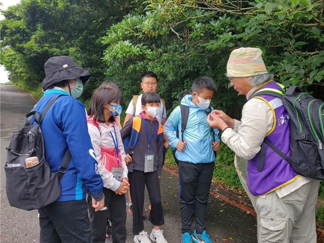 追逐青斑蝶「台日航线」，澎湖隘门国小远渡日本和台北阳明山标放青斑蝶，图为退休副教授陈建志（右）日前在阳明山加深该校学生青斑蝶课程。（许自由提供／许逸民澎湖传真）