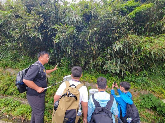 追逐青斑蝶「台日航线」，澎湖隘门国小远渡日本和台北阳明山标放青斑蝶，图为许自由老师（左）日前在阳明山指导学生青斑蝶课程。（许自由提供／许逸民澎湖传真）