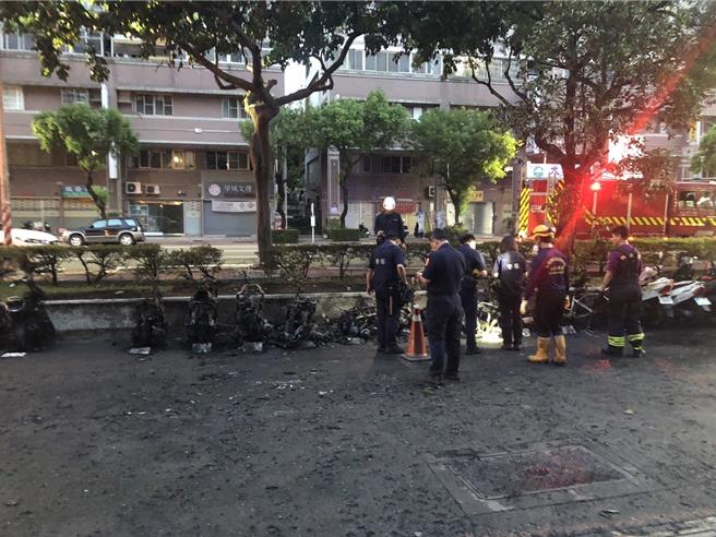 疑似是一部老旧机车先行自燃起火，随后整排机车跟着燃烧。（高市三民二分局提供／杨舒婷高雄传真）