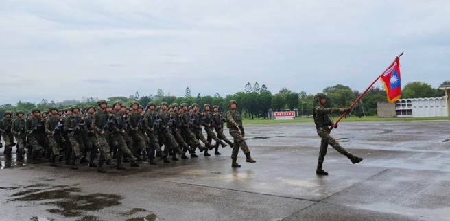 图为去（2023）年陆军官校99年校庆，学生操新式正步通过阅兵台。（中时资料照，林雅惠摄）