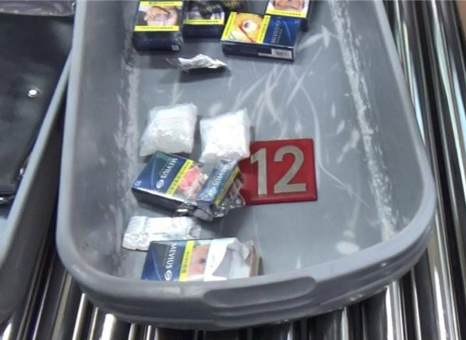 吴姓主嫌亲自上阵，将安毒藏于随身的香菸盒内（毛重77.06公克），想藉由花火节大赚一笔，可惜2次都宣告失败。（航空警察局高雄分局提供／杨舒婷高雄传真）