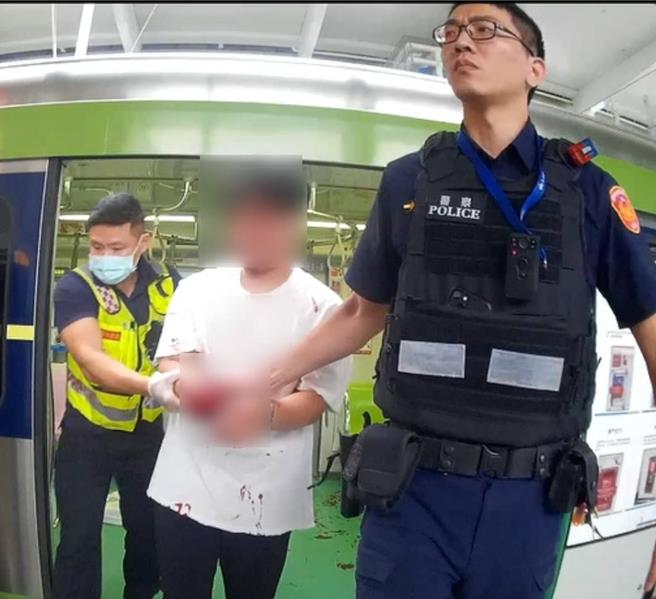20岁洪姓护理生，仅因关注废死议题，竟持刀在中捷车厢内砍杀无辜，检方昨晚声押获准。（警方提供／王煌忠台中传真）