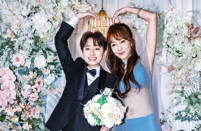 胡文英（右）先前出席女儿郑靓歆的婚礼。（图／中时资料照）