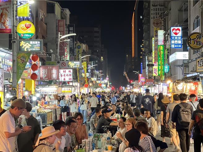 高雄夜市摊商在演唱会效应带动之下，业绩与出摊率皆大幅增长，其中六合夜市的出摊率更大幅增加50％。（高市经发局提供）