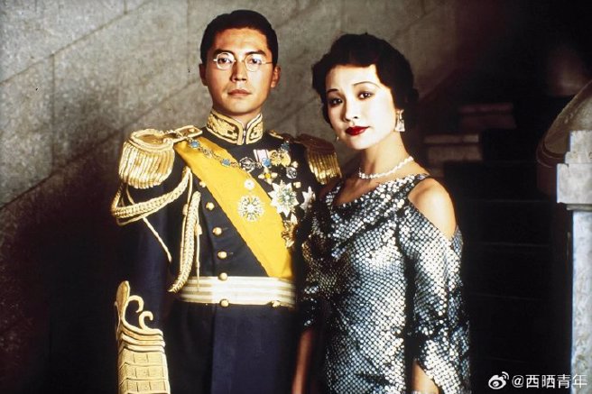 尊龙因演出《末代皇帝》与饰演婉容格格的陈冲传出绯闻。（图/翻摄自微博）