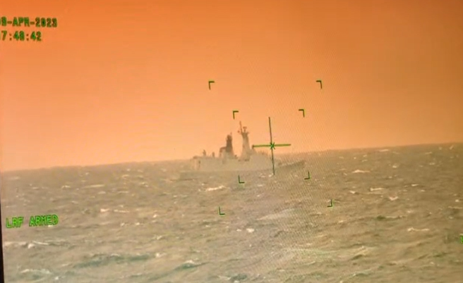 图为海巡舰去年4月监控解放军马鞍山号巡防舰资料照。(海巡署提供)