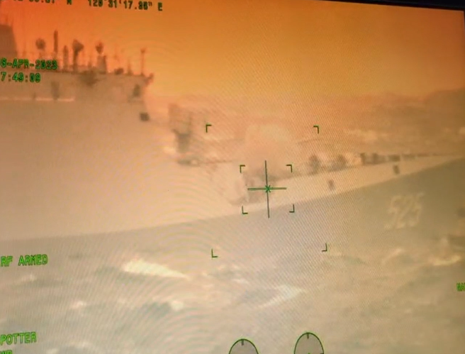 图为海巡舰去年4月监控解放军马鞍山号巡防舰资料照。(海巡署提供)