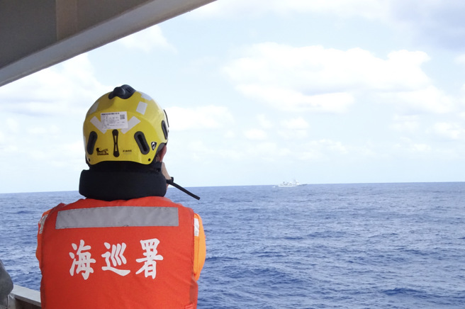 图为海巡舰去年4月监控解放军南京号飞弹驱逐舰资料照。(海巡署提供)