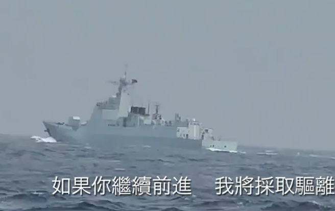 图为海巡舰去年4月监控解放军南京号飞弹驱逐舰资料照。(海巡署提供)